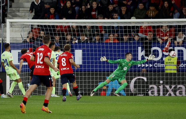 Osasuna hạ gục Barcelona, La Liga choáng váng - Ảnh 2.