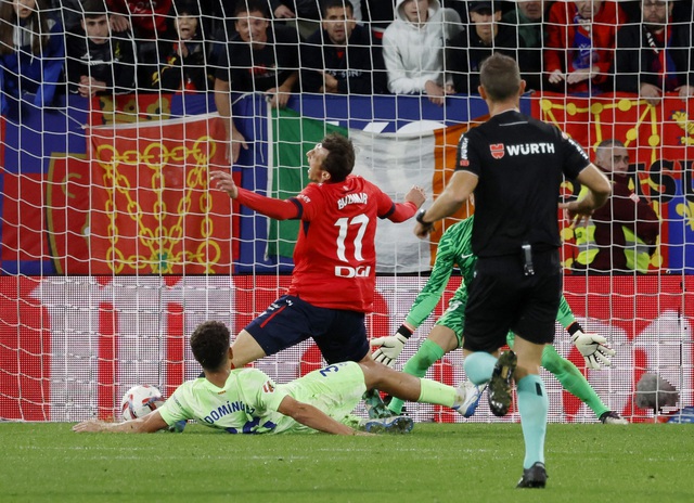 Osasuna hạ gục Barcelona, La Liga choáng váng - Ảnh 4.